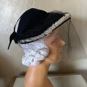 CLASSY 1940s' BLACK FELT HAT + OPEN CROWN AT BACK, LARGE BOW, WHITE TRIM & VEIL